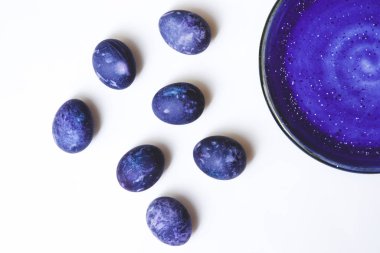 Şık arka planını ulta violet Paskalya yumurtaları ve plaka üzerinde beyaz izole. Boyalı Paskalya yumurtaları