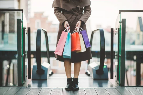 Женщина, стоящая с пакетами для покупок — стоковое фото