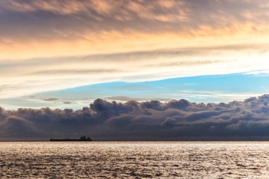 Ufukta konteyner gemisi