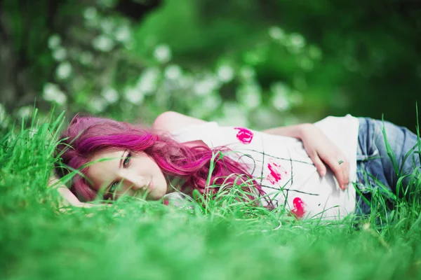 Hermosa mujer bonita con pelo rosa —  Fotos de Stock