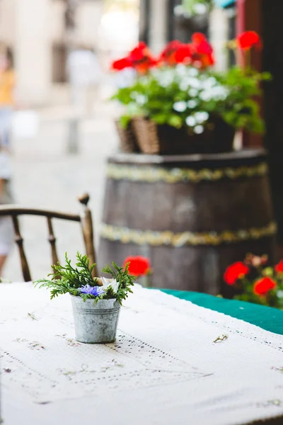 Стол в кафе с цветочным оформлением — стоковое фото