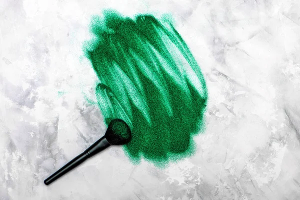 Szczotka do makijażu z zielonym błyszczącym brokatem. — Zdjęcie stockowe