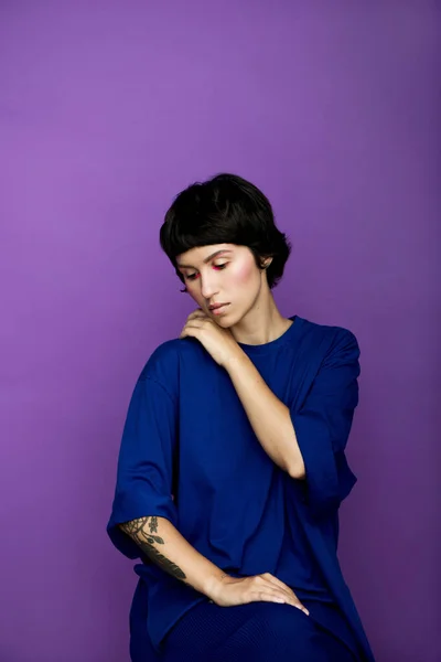若いです美しい女性上の紫の背景. — ストック写真