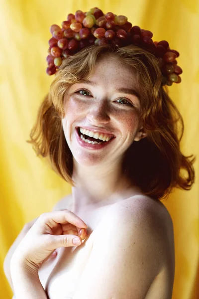 Sarı arka planda çilleri olan güzel, gülümseyen kızıl saçlı kadın.. — Stok fotoğraf