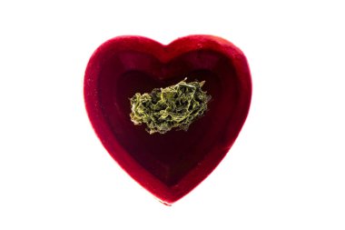 Kurumuş kenevir tomurcukları Cbd kalp şeklinde tabakta.