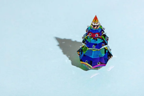 Árbol de Navidad de vidrio multicolor sobre fondo blanco. Concepto de Año Nuevo . — Foto de Stock