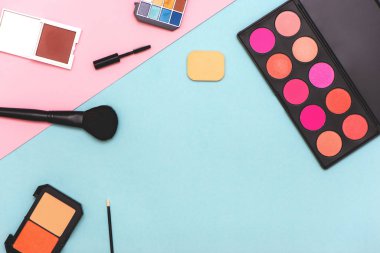 Dekoratif kozmetik ürünlerinin çok renkli arka plan üzerine yaratıcı düzlüğü.