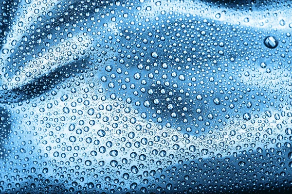 Druppels water op blauwe achtergrond. — Stockfoto