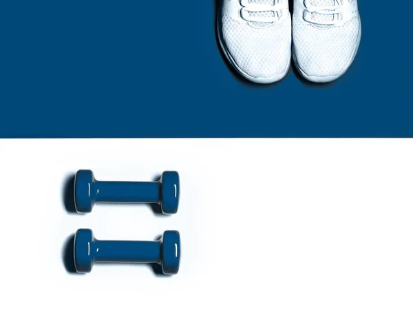 Composición plana con pesas azules y zapatillas de deporte sobre fondo azul y blanco . —  Fotos de Stock