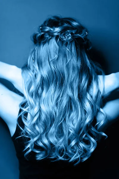 Πλάτη άποψη της γυναίκας με μοντέρνο χτένισμα τονισμένο σε μπλε χρώμα. — Φωτογραφία Αρχείου