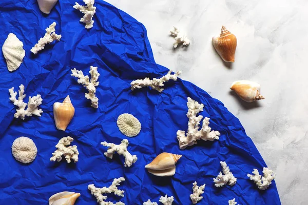 Corales y conchas sobre un fondo texturizado azul y mármol . — Foto de Stock