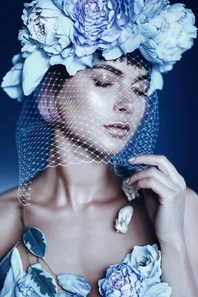 Retrato de mulher bonita com véu em seu rosto e flores grinalda . — Fotografia de Stock