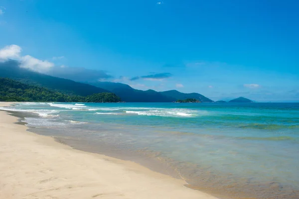 Hermosa playa con montañas en el fondo . — Foto de Stock