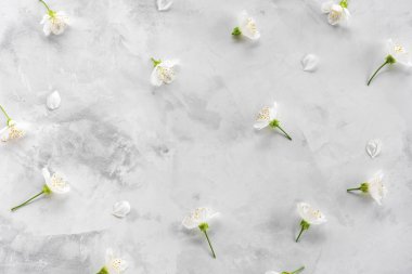 Mermer dokuda kiraz çiçekleri olan bahar arkaplanı