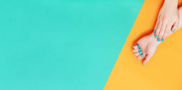 Perfecte manicure met nagel kunst op oranje en groene achtergrond — Stockfoto