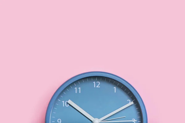 Zugeschnittenes Bild der Uhr auf rosa Hintergrund. — Stockfoto