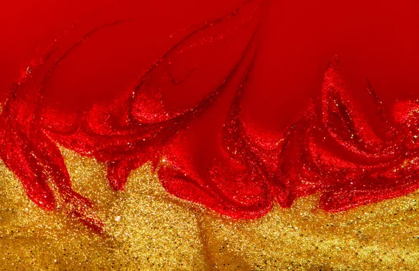 Esmalte de uñas rojo y dorado textura líquida . — Foto de Stock