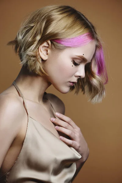 Zijaanzicht van mooi meisje met roze haar. — Stockfoto