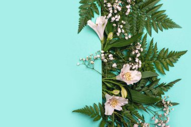 Yeşil eğreltiotu yaprakları ve kağıt kartlı beyaz çiçeklerden oluşan yaratıcı bir düzen..