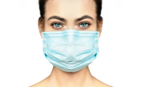 Imagen recortada de la mujer hermosa en la máscara médica de protección . Fotos de stock