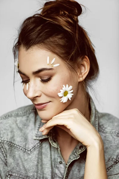 Mujer joven con flores en la cara . —  Fotos de Stock