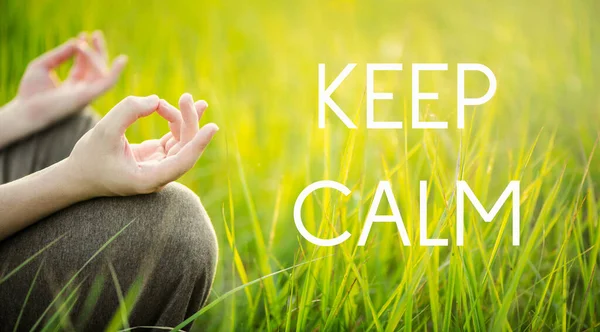 Man mediteren buiten met Keep Calm tekst. — Stockfoto