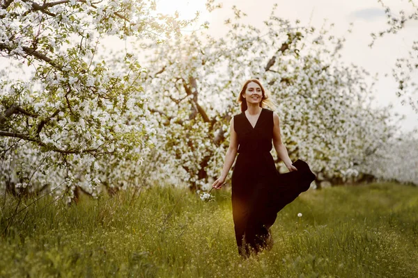 Bella donna sorridente nel giardino di mele in fiore . — Foto Stock