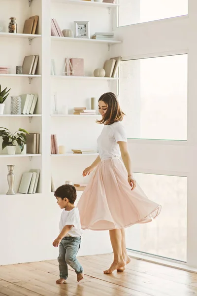 Belle mère et mignon petit fils dansent ensemble à la maison . — Photo