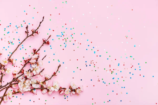 콘 페티와 분홍색 배경에 있는 봄 분홍빛 꽃. — 스톡 사진