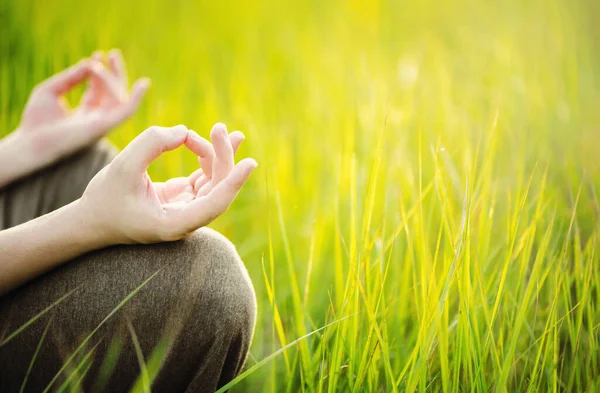 Homem meditando ao ar livre. Conceito saudável e Yoga — Fotografia de Stock