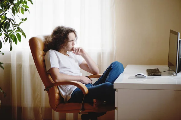 Teenager concentrato studiare a casa frequentando lezioni online . Immagine Stock