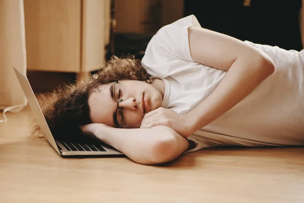 Teenager schläft auf Laptop. — Stockfoto