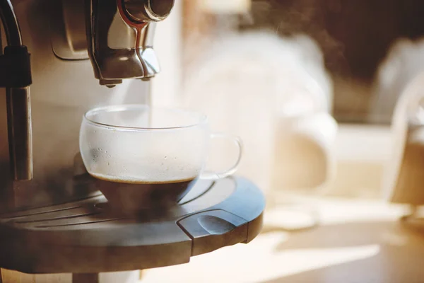 Koffiezetapparaat gieten hete espresso in een kopje. — Stockfoto