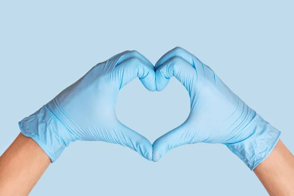 Doktorlar kalp şekli oluşturur..