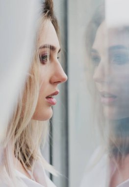 Pencerenin yanında güzel bir kadın.