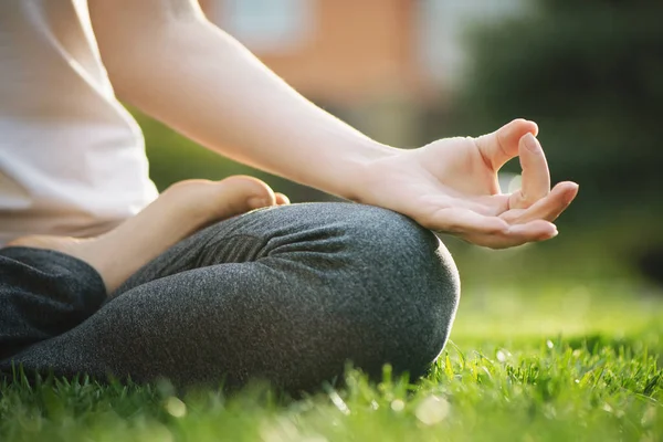 Jovem mulher meditando no parque . — Fotografia de Stock