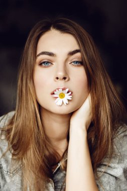 Papatyalı güzel bir kadın.