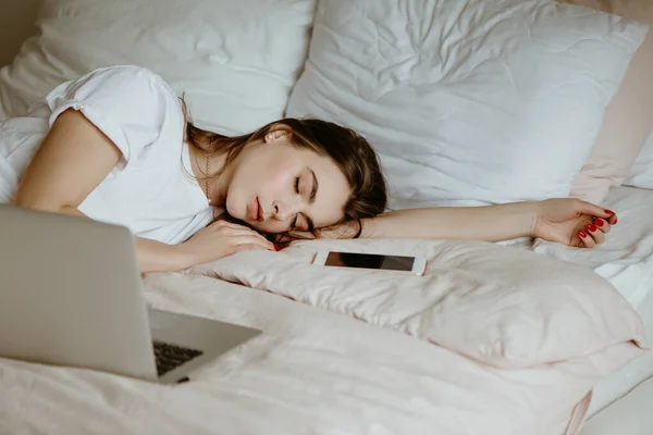 Γυναίκα αποκοιμήθηκε ενώ χρησιμοποιούσε υπολογιστή. — Φωτογραφία Αρχείου
