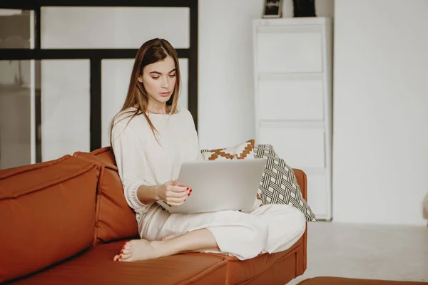 Vrouw met behulp van laptop thuis. — Stockfoto