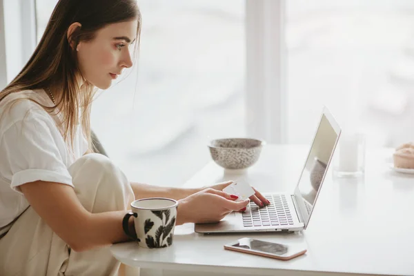 Nő online vásárlás a laptop segítségével otthon. — Stock Fotó