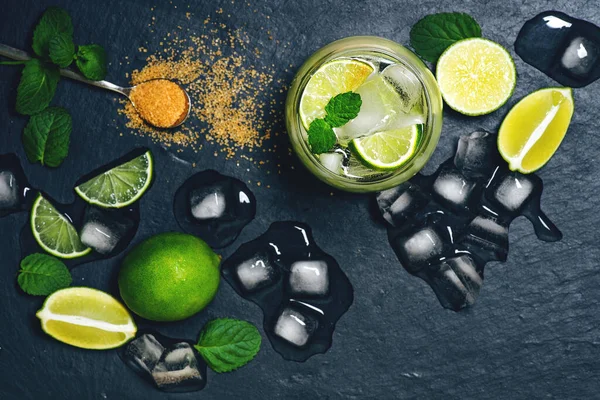 Siyah arka planda taze mojito içeceğiz..