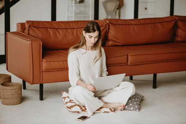 Vrouw met laptop op de vloer. — Stockfoto