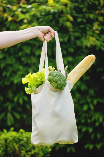 Χέρι κρατώντας πράσινο τσάντα παντοπωλείο των πράσινων λαχανικών. — Φωτογραφία Αρχείου
