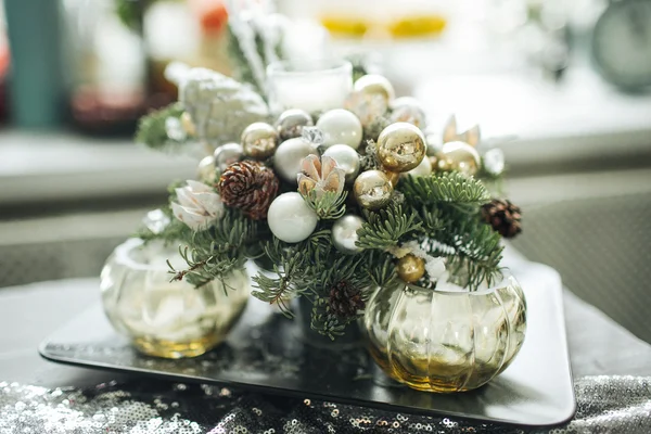 Velas de mesa decoradas de Navidad en la habitación — Foto de Stock