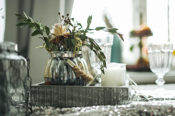 Velas de mesa decoradas de Navidad en la habitación — Foto de Stock