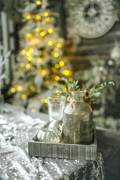 Botellas y juguetes de árbol en la habitación decorada de Navidad vintage — Foto de Stock