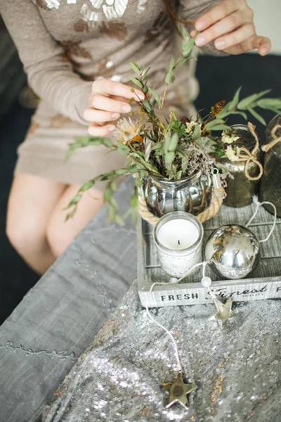 花屋の女性は、木製のテーブルの上の花の装飾 — ストック写真