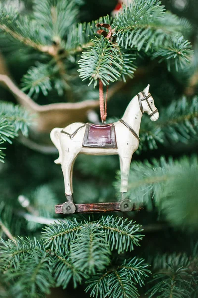 Старомодная игрушечная лошадь на елке — стоковое фото