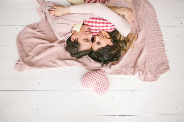Счастливая влюбленная пара лежит на полу в студии — стоковое фото