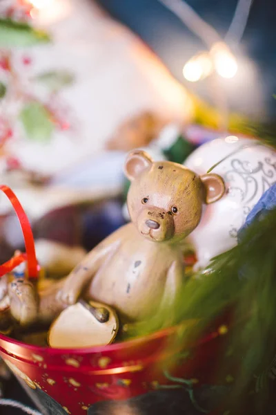 Viejo juguete oso de madera en decoraciones de Navidad — Foto de Stock